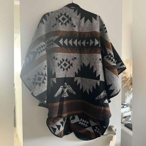 SOLD | Mini Tipi Shawl | Thunderbird Pattern - Picture 3 of 3